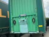 un camion vert garé à côté d'un camion vert