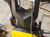 une machine jaune posée par terre dans une pièce