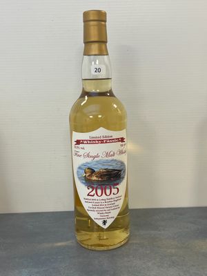 une photo d'une bouteille de whisky posée sur une table