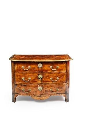Commode droite à façade cintrée en placage de palissandre à …