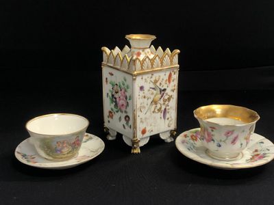 PARIS - XIXe siècle POT-POURRI en forme de caisse en porcela…