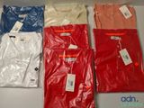 quatre polos pour homme, de couleurs et de tailles différentes