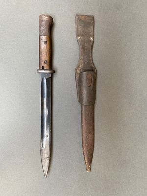 deux types de couteaux différents posés sur la table