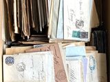 une boîte remplie de vieilles lettres et d'enveloppes