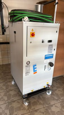 une machine placée au milieu d'une pièce