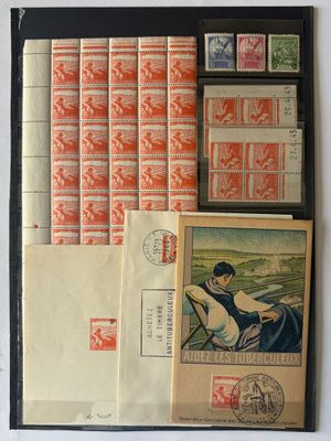 une photo d'une collection de timbres et d'enveloppes exposée