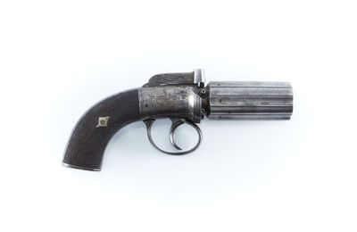 un vieux pistolet avec une poignée en bois sur une surface blanche