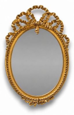 un miroir ovale doré orné d'un motif décoratif sur le pourtour