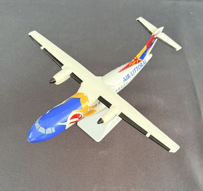 un avion jouet posé sur une table