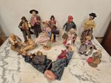 de nombreuses figurines posées sur une table