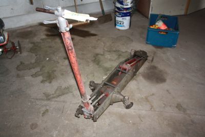 a scooter that is sitting on the floor in the garage