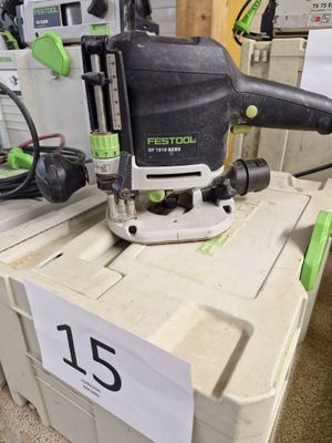 une défonceuse électrique verte et noire posée sur une boîte