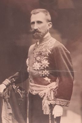 une photo en noir et blanc d'un homme en uniforme militaire