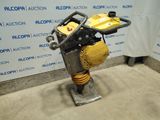 une image représentant une machine posée sur un socle