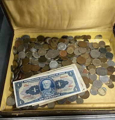 une boîte remplie de pièces de monnaie et contenant un billet d'un dollar