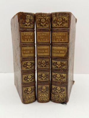 un lot de quatre livres anciens ornés de dorures