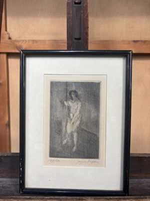 la photo d'une photo représentant une femme posée sur une table