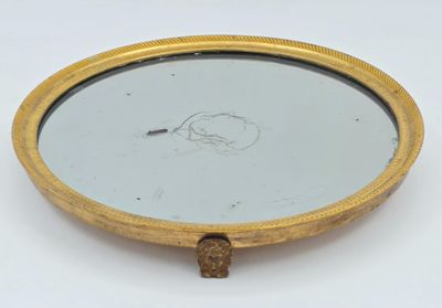 une assiette en or sur laquelle est représentée une personne