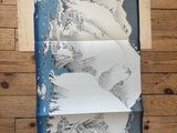 un gros plan d'une feuille de papier sur laquelle figure un dessin