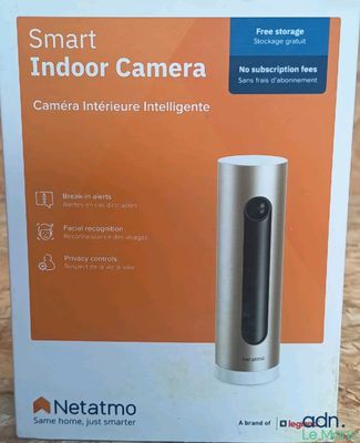 La boîte de la caméra d'intérieur Netatmo est ouverte par terre.