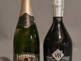 deux bouteilles de champagne posées l'une à côté de l'autre sur une table