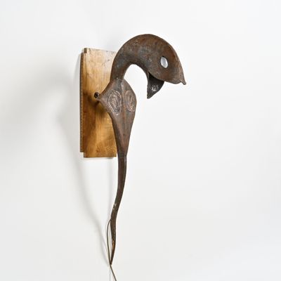 une image représentant une sculpture d'oiseau accrochée à un mur