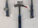 trois marteaux dans un sac en plastique posé sur une table