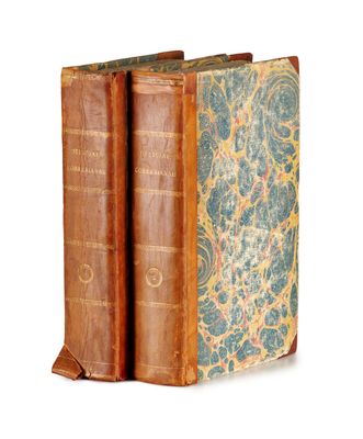 une vieille paire de livres posés l'un sur l'autre sur une surface blanche