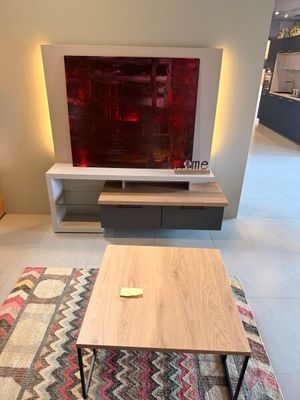 un salon avec un canapé, une table et une télévision