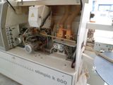 une machine qui se trouve à l'intérieur d'un bâtiment