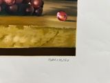 une photo d'un tableau représentant des raisins posés sur une table