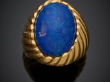 une bague en or sertie d'un lapis-lazuli au centre