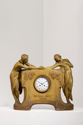 une horloge posée sur une table