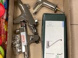 une boîte posée par terre, contenant tout un tas d'outils