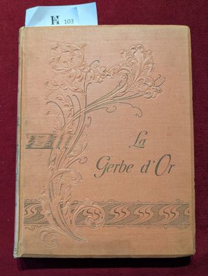 un vieux livre posé sur une table recouverte d'un tissu rouge