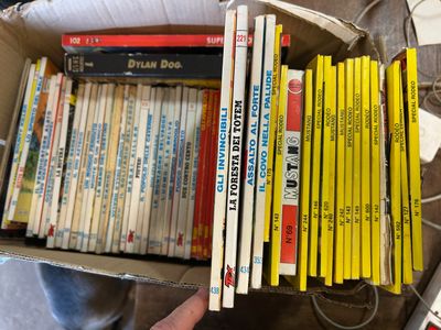 une boîte remplie de livres pour enfants posée sur une table