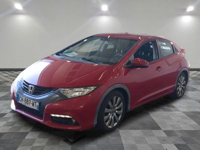 La Honda Civic rouge est garée sur un sol à damier.