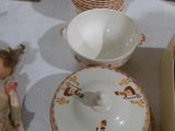 une table sur laquelle se trouvent beaucoup d'assiettes et de bols