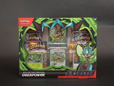 présentation de cartes Pokémon dans un présentoir posé sur une surface noire