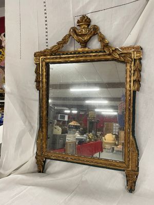 un miroir posé sur une table
