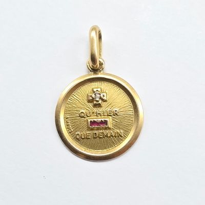 une image représentant une médaille d'or ornée d'une pierre rose en son centre