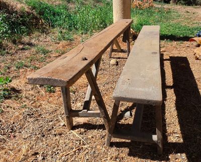 un banc en bois au milieu d'un champ
