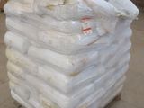 une grande pile de sacs posée sur une palette dans un entrepôt
