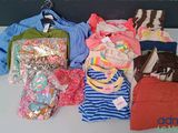 un tas de vêtements posés sur une table