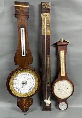 trois types d'horloges différents sont affichés sur un fond gris