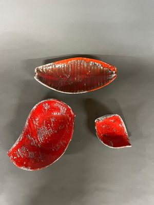 trois morceaux de verre rouge posés sur une table