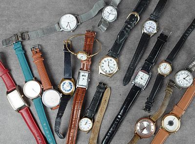 un grand nombre de montres posées sur une table