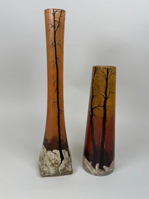 deux vases posés l'un à côté de l'autre sur une surface blanche