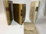trois livres posés sur une table l'un à côté de l'autre