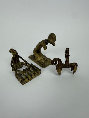 paire de figurines anciennes en laiton représentant une femme et un chien